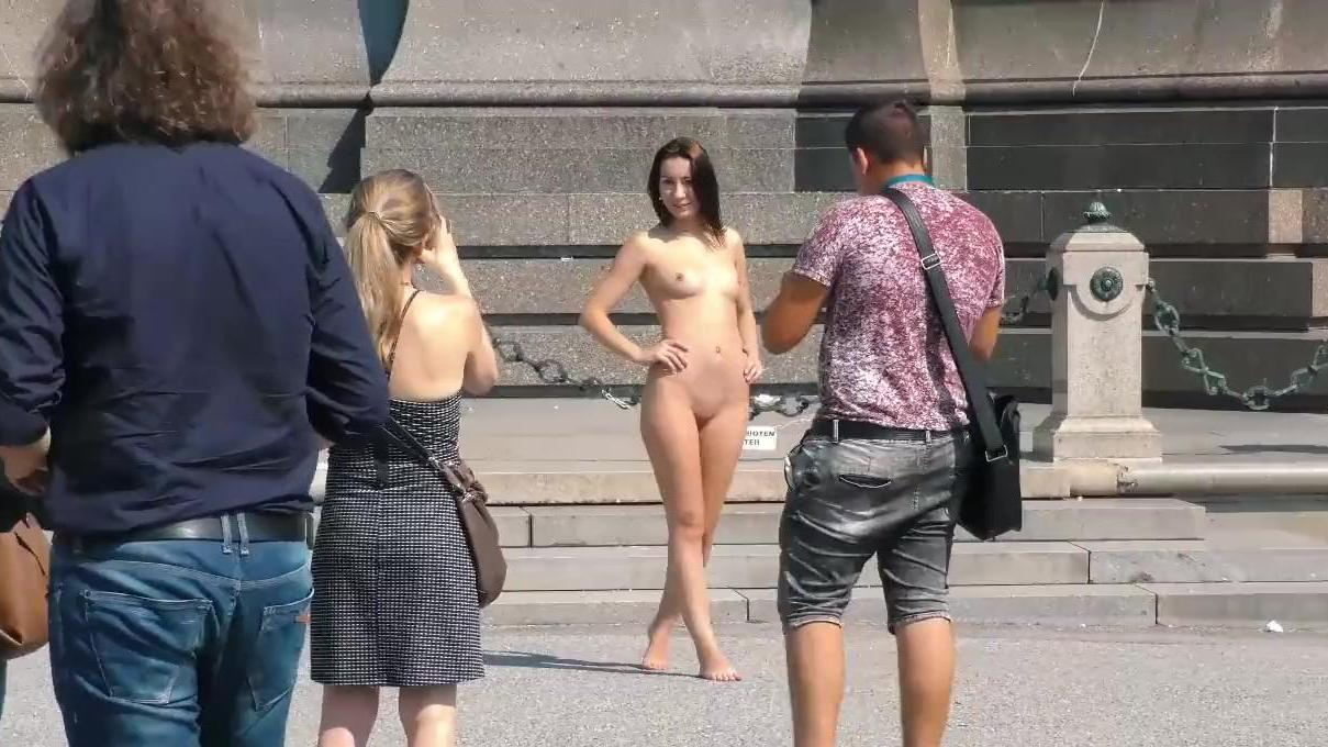 Dans une femme publique nue