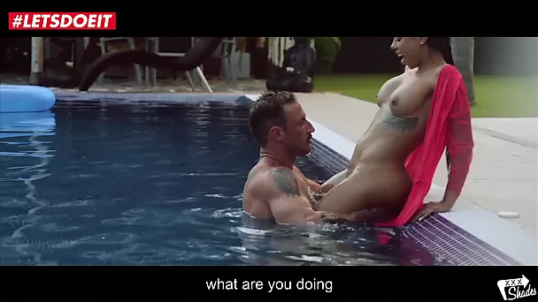 Unglaubliches Latina-Babe mit runder Beute lutscht Schwanz direkt im Pool vor heißem Sex!