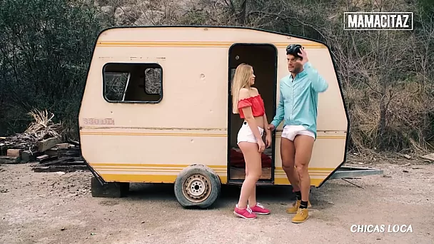 Fuckin-bad laat een seksverslaafde slanke blonde tiener genieten van zijn lul in de wildernis (pornoparodie)