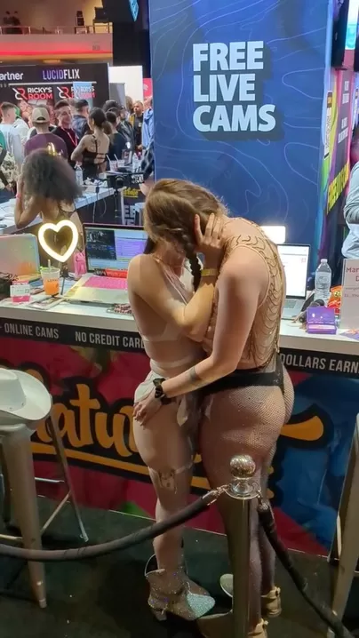 Девушки целуются на X3 Expo в Лос-Анджелесе