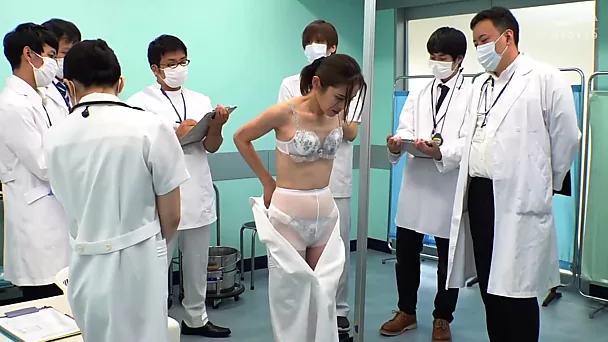 Стройная японская милфа раздевается перед врачами