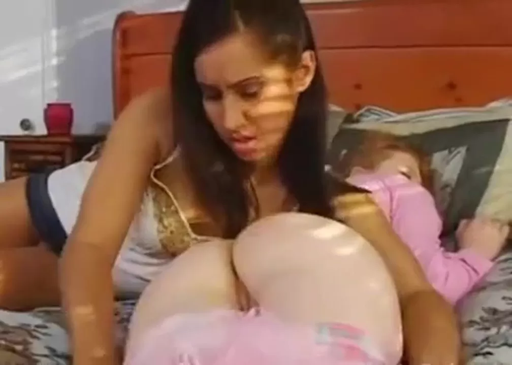 Ísis festejando com Madison Young, que dorme muito pesado