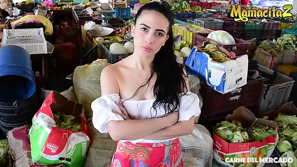 陌生人在杂货市场引诱并热情地操了一位来自杂货市场的哥伦比亚黑发女郎。