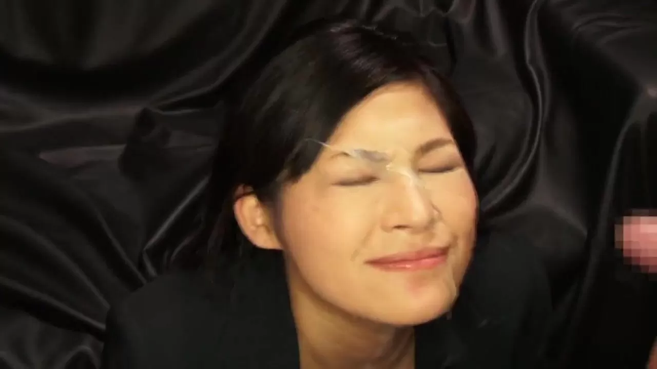 A puta asiática tem o rosto atingido por um tratamento facial poderoso e tratamento facial de acompanhamento