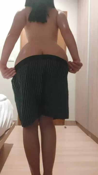 Mein Höschen ist zu klein für meinen runden japanischen Arsch, also muss ich mir deine Boxershorts für den Walk of Shame ausleihen ...