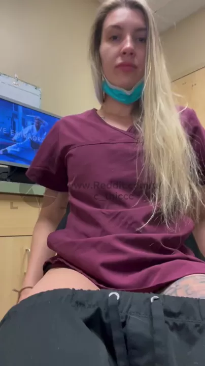想在诊所对这位护士弯腰吗？