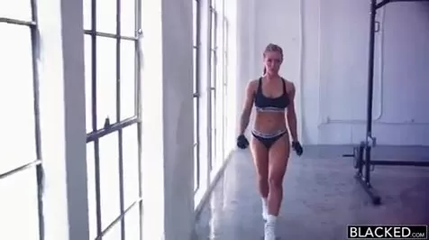 Nicole Aniston traint haar perfecte lichaam.