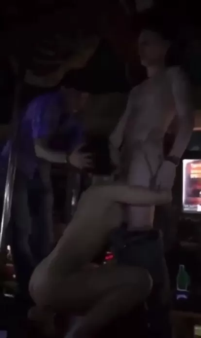 Blowjob in einem Nachtclub