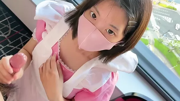 Крошечная азиатка в униформе горничной ублажает своего парня минетом и доением, пока не получит огромный камшот на лицо