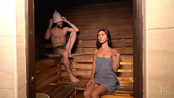 Un chico se mete en la pasión de la sauna caliente y humeante con la delgada jadilica.