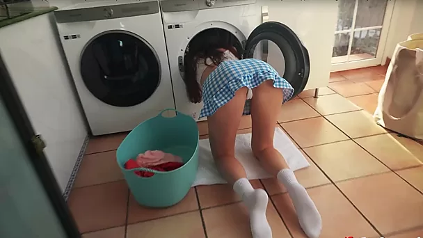 瘦瘦的黑发少女被困在洗衣机里被她的继兄弟在阴户里操