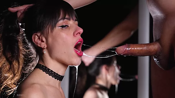 Die schlanke brünette Schlampe befriedigt ihren Kunden mit einem versauten, superschlampigen Deepthroat-Blowjob und bekommt CIM