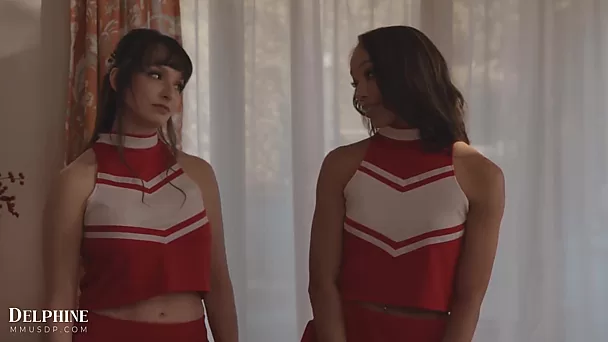 Le cheerleader sexy Lexi Luna e Alexis prendono cazzi rock come troie professioniste