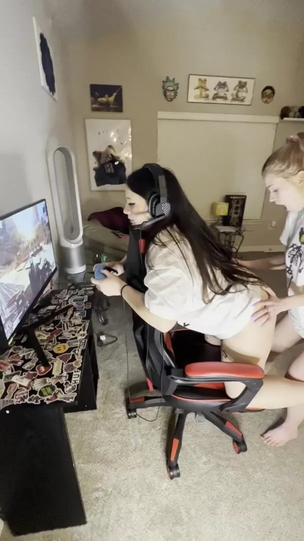 Eating her pussy while she games