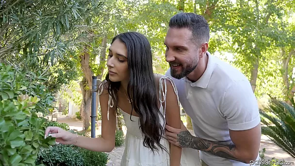 La jolie brune apprécie les plaisirs passionnés avec son mari dans un nouveau chalet.