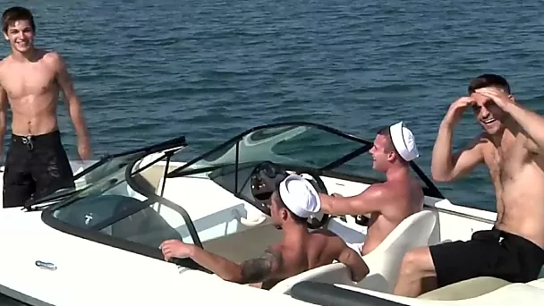 Marinheiros gays excitados desfrutam de orgia gonzo na praia e sexo oral mútuo em seu barco a motor