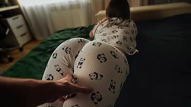 Трахнул сводную сестру с большой шикарной задницей и залил ее пизду спермой - любительское видео от первого лица