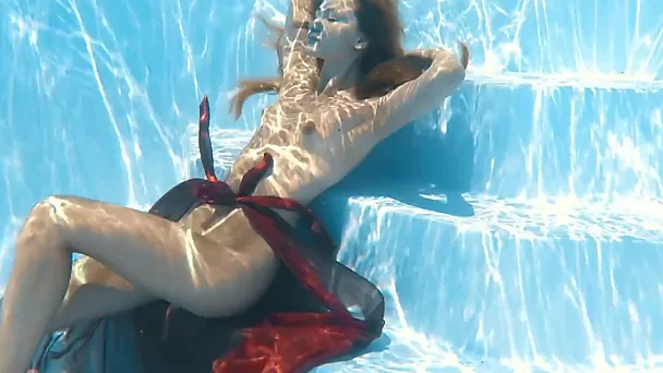 Das russische Mädchen mit kleinen Titten, Ivi Rein, zieht sich unter Wasser aus