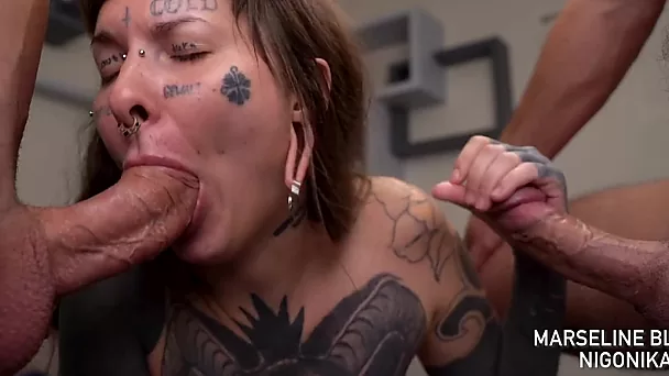 Ненасытная татуированная шлюха предложила хардкорный трах в рот втроем