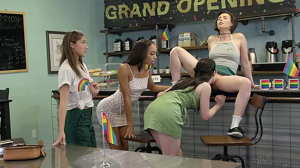 可爱又火辣的女同性恋者在咖啡店里有令人惊叹的女同性恋四人组