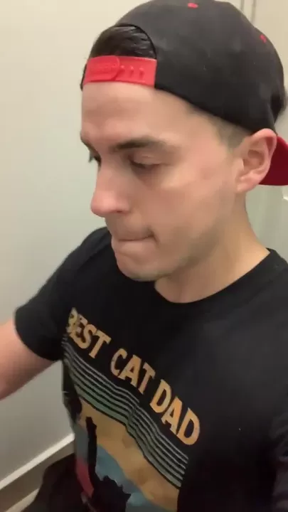 Um estranho na academia me reconheceu dos meus vídeos e me pediu para chupar o pau dele no banheiro