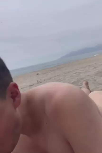 Obciąganie nieznajomego na plaży