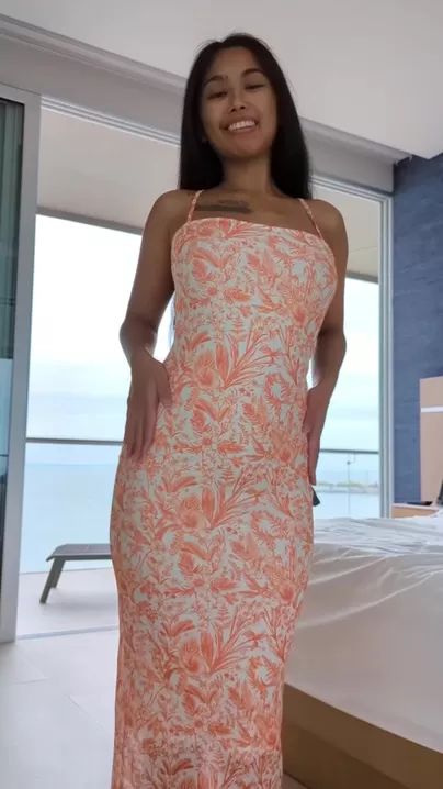 ¡Estoy escondiendo un cuerpo follable debajo de mi vestido!