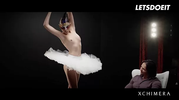 Потрясающая стройная балерина в маске воплощает в жизнь все эротические мечты