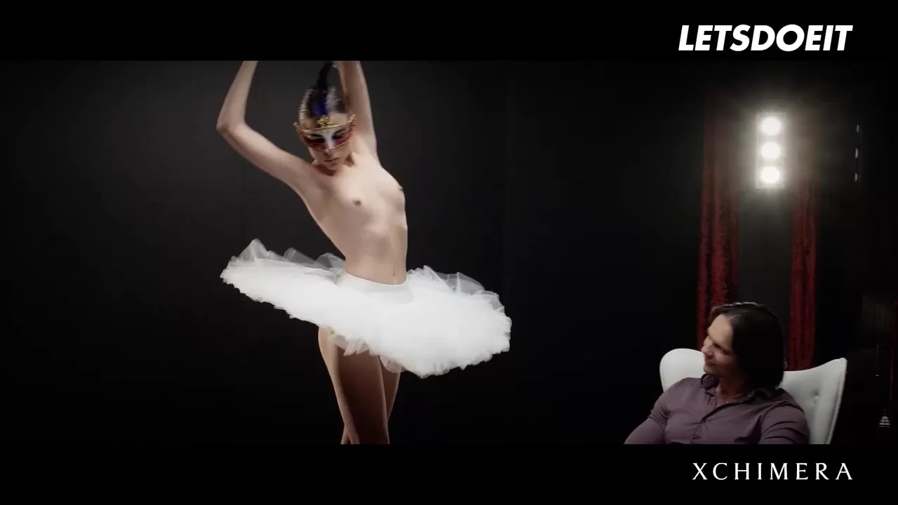 マスクを着けた見事なスリムバレリーナがエロい夢をすべて叶える