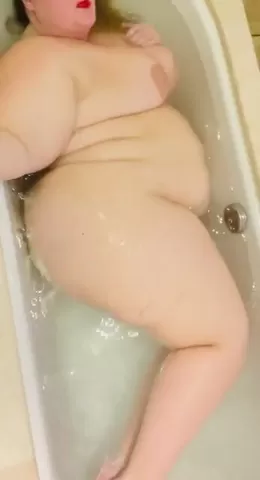 Sola en la bañera