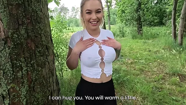 Горячий трах в лесу помог сексуальной грудастой блондинке-милашке согреться