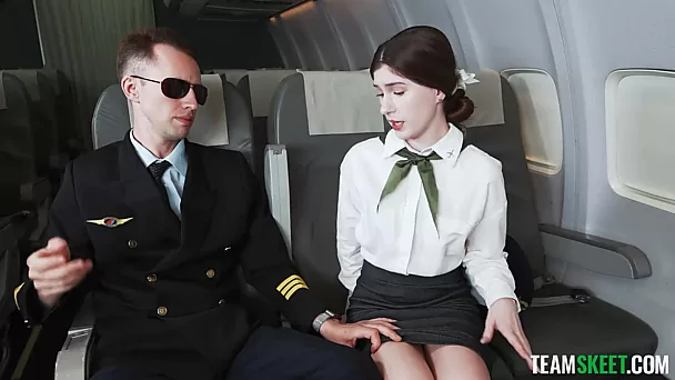 Onschuldige slanke brunette stewardess wordt geneukt en gecreampied door een kinky perverse piloot