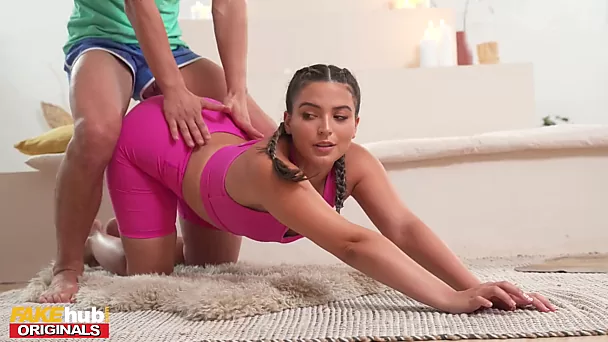 Mooie rondingen latina tiener laat een kinky yoga-instructeur klaarkomen op haar dikke kont nadat ze haar poesje heeft geboord
