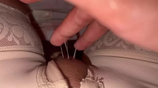 Podniecona amatorska Latynoska dotyka swojej soczystej cipki i osiąga orgazm