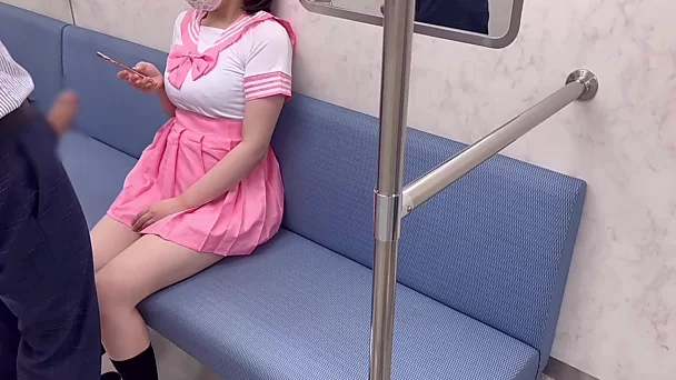 Estudiante asiática regordeta deja que un chico la folle duro por la boca y el coño y se corra en su culo en el metro