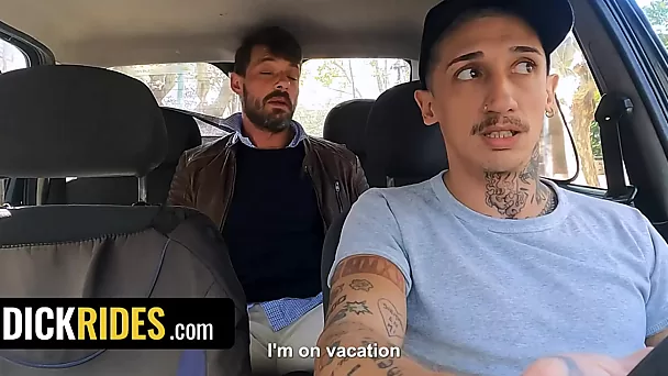 Latino kerel laat zijn anus likken en neuken door taxichauffeur in het openbaar toilet