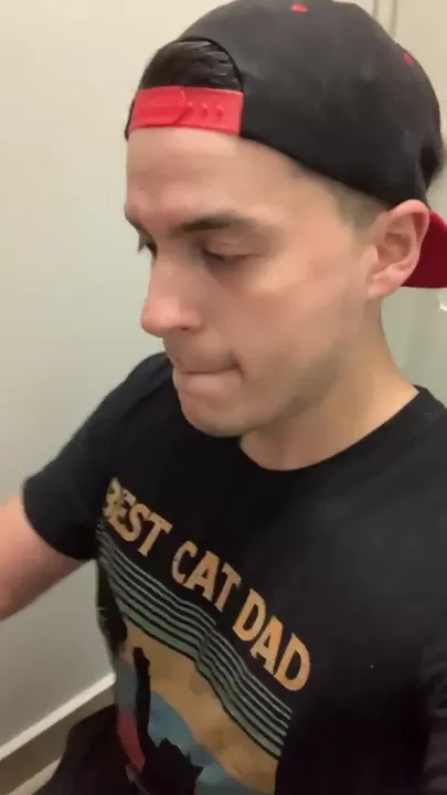 Chupando um cara curioso no banheiro da academia