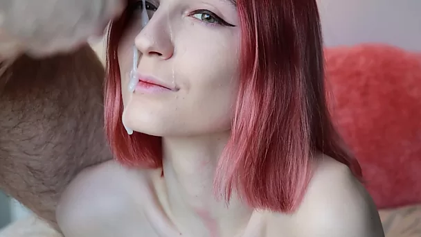 Розоволосая девчонка тащится от спермы на лице