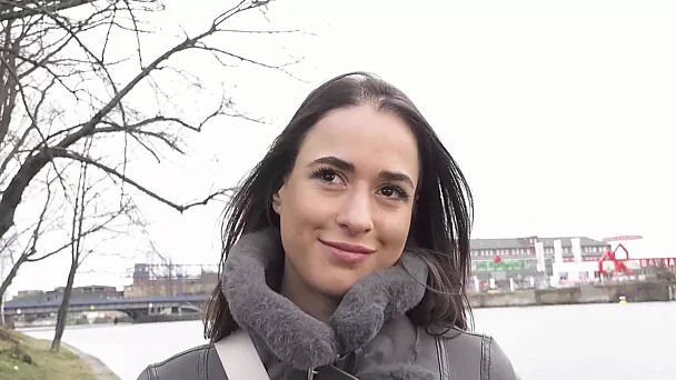 Немецкую любительницу разыскали на кастинге в фейковом порно, и она получила сперму в рот