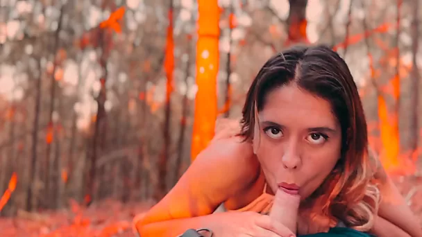 Odważna dziwka rucha kutasa w lesie - amatorskie porno