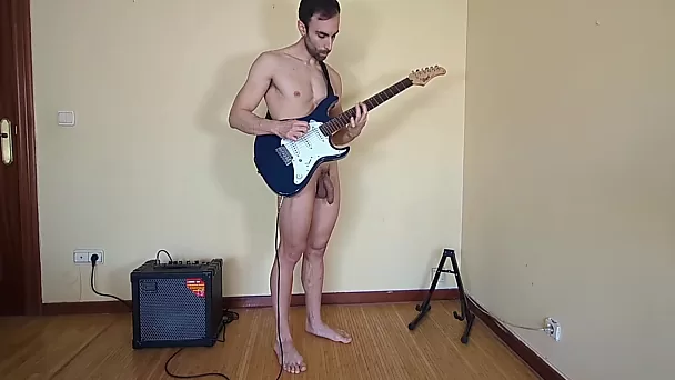 Un mec gay expose sa bite et ses couilles en jouant de la guitare