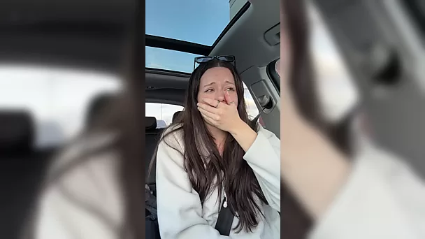 Geile brunette rijdt auto terwijl haar kutje wordt gemarteld door een vibrator