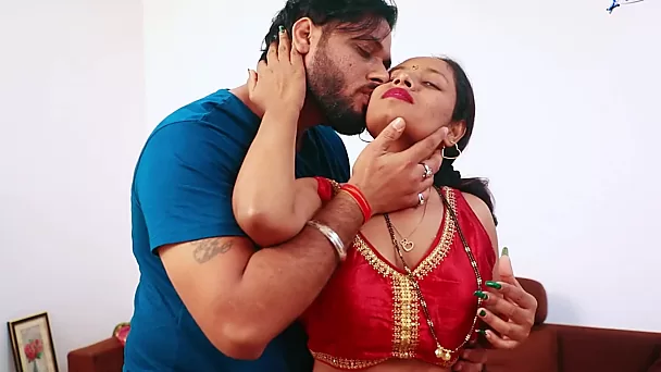 性感的印度情侣在浪漫的家庭场景中做爱