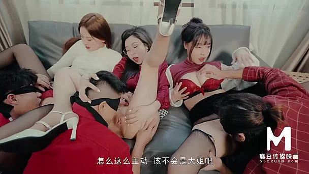 Tres chicas chinas tetonas disfrutan de juegos swinger y sexo en grupo con sus novios intercambiados para celebrar Nueva York