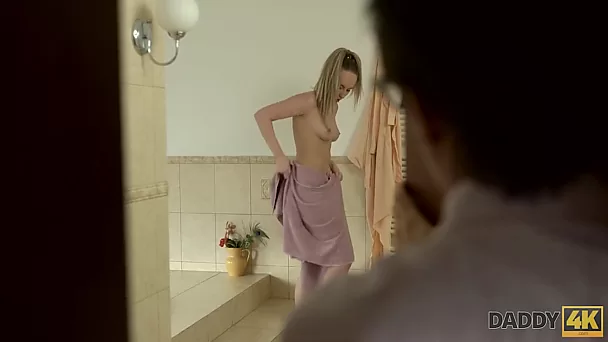 男は義理の息子の彼女がシャワーを浴びているのを見て興奮し、ベッドで彼女とセックスする