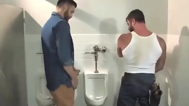 Un gay guapo y un fontanero musculoso se complacen mutuamente con una mamada excitante en el baño público