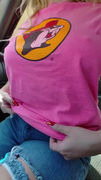 Esta camisa = Titty mostrando