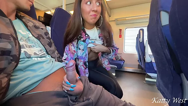 Сексуальная стройная русская красотка ублажает незнакомца рискованной дрочкой и минетом прямо в поезде