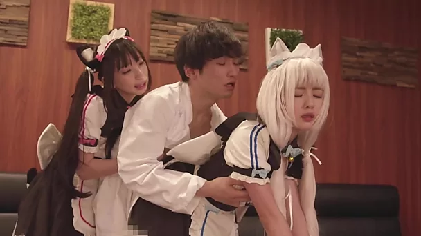 Asiatische Teenie-Schlampen tragen Anime-inspirierte Kleidung und ficken einen glücklichen Kerl