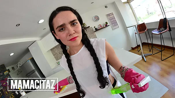 Die Putzfrau Luna Ruiz verdient ihren Lebensunterhalt, indem sie den großen Schwanz putzt